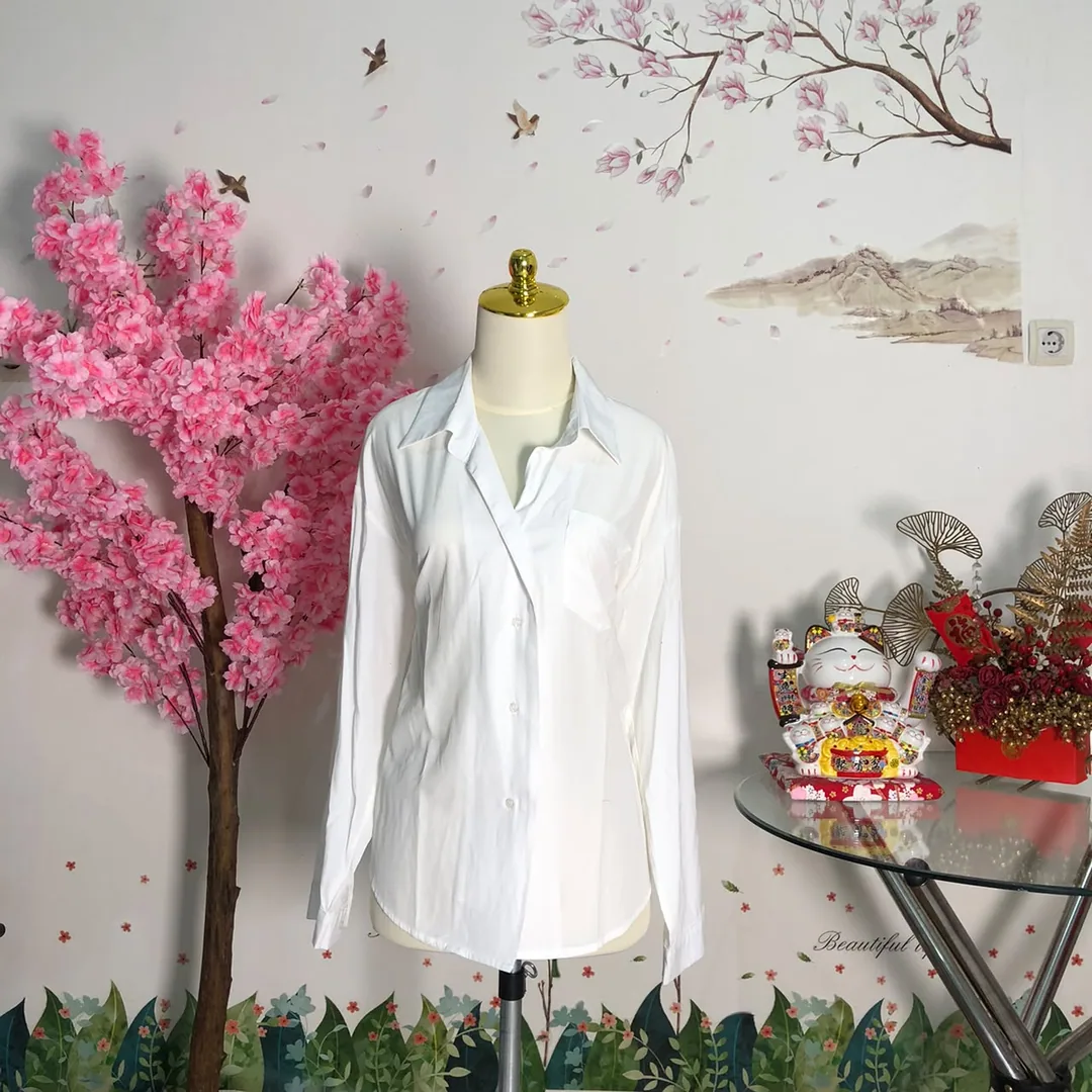 Kemeja lengan panjang polos putih — baju thrift preloved