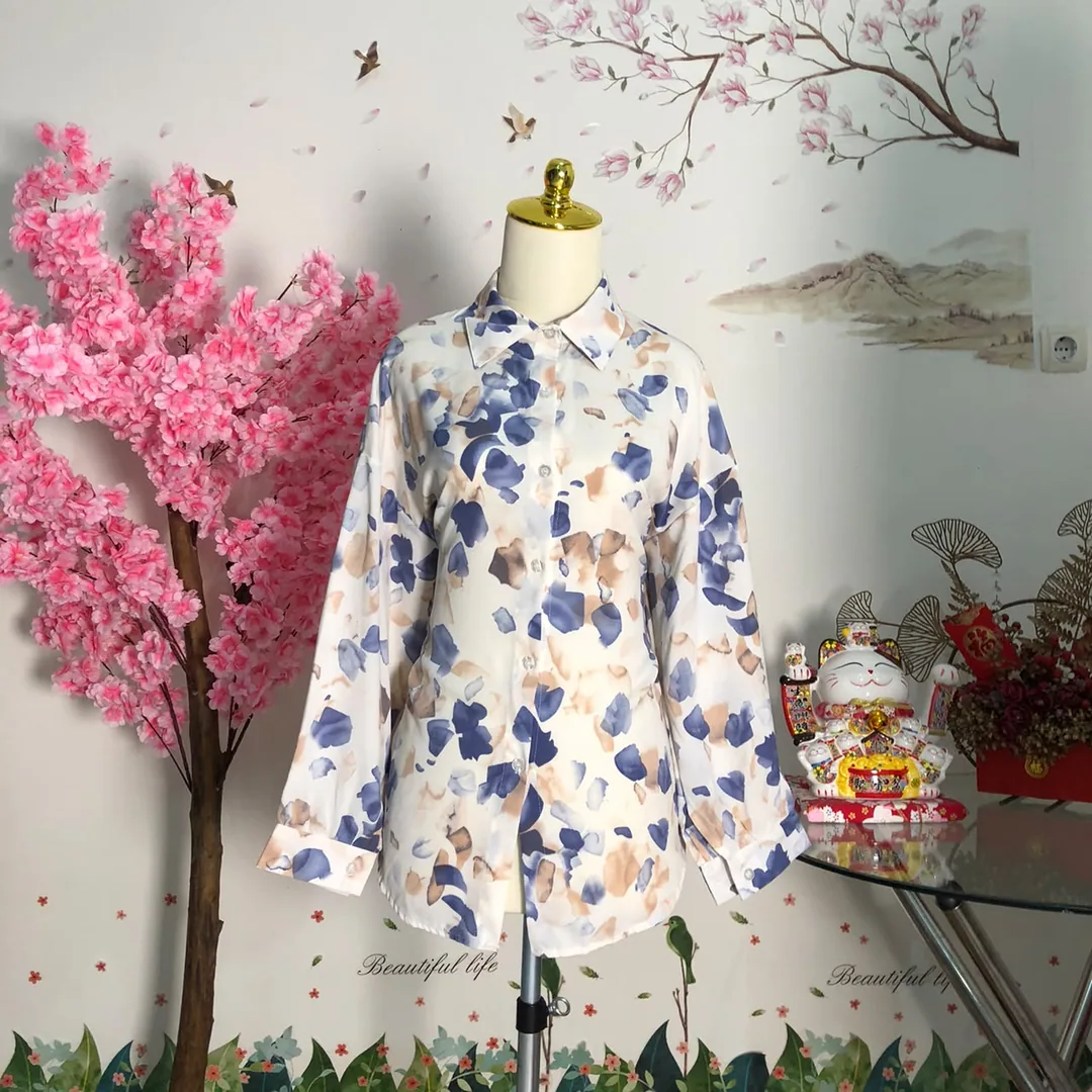 Kemeja motif bunga abstrak biru krem — baju thrift preloved