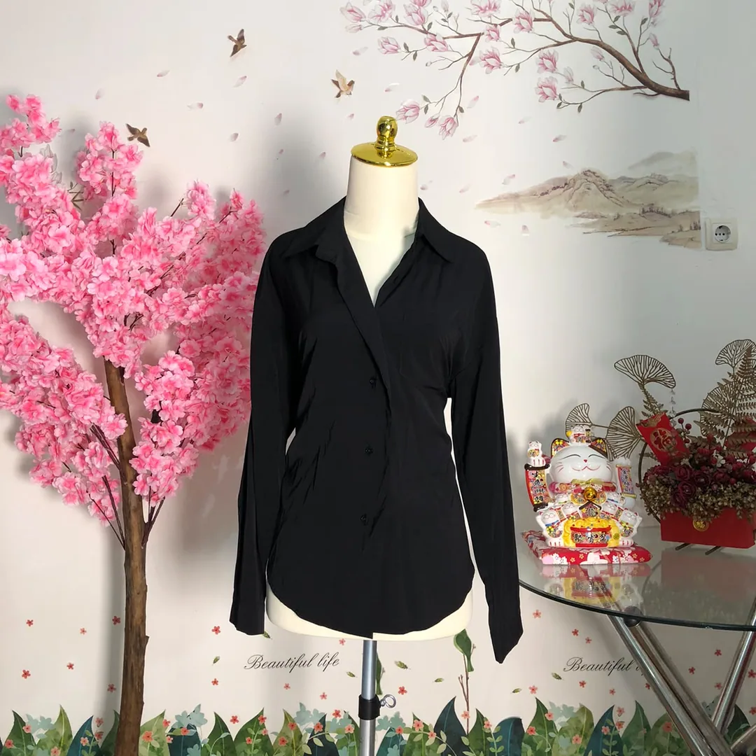 Kemeja rayon kerah terbuka hitam — baju thrift preloved