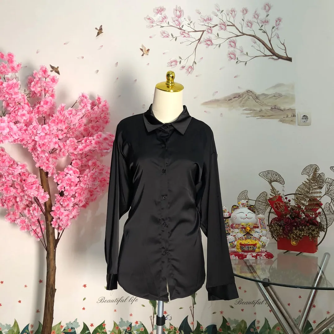 Kemeja satin hitam lengan panjang — baju thrift preloved