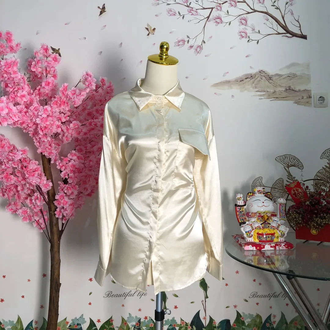 Kemeja satin saku depan krem — baju thrift preloved