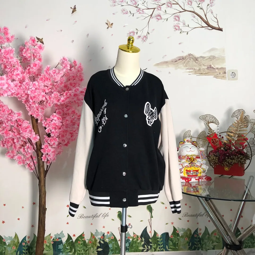 Jaket varsity hitam lengan krem — baju thrift preloved