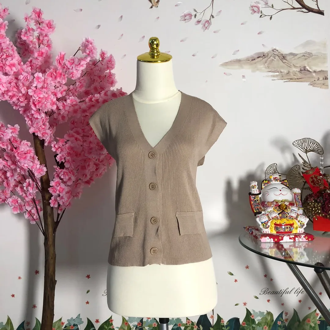 Vest rajut kancing saku coklat krem — baju thrift preloved