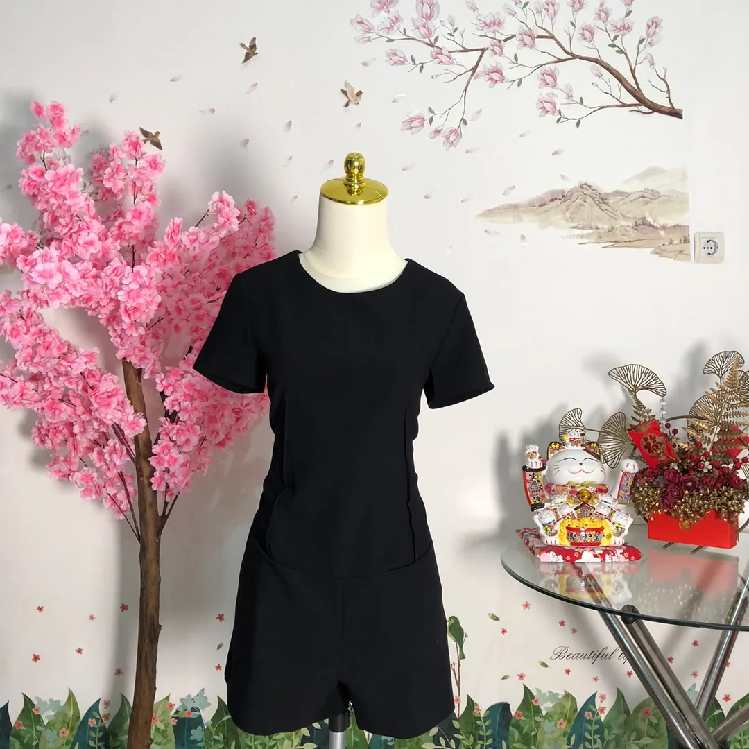 Playsuit lengan pendek polos hitam — baju thrift preloved