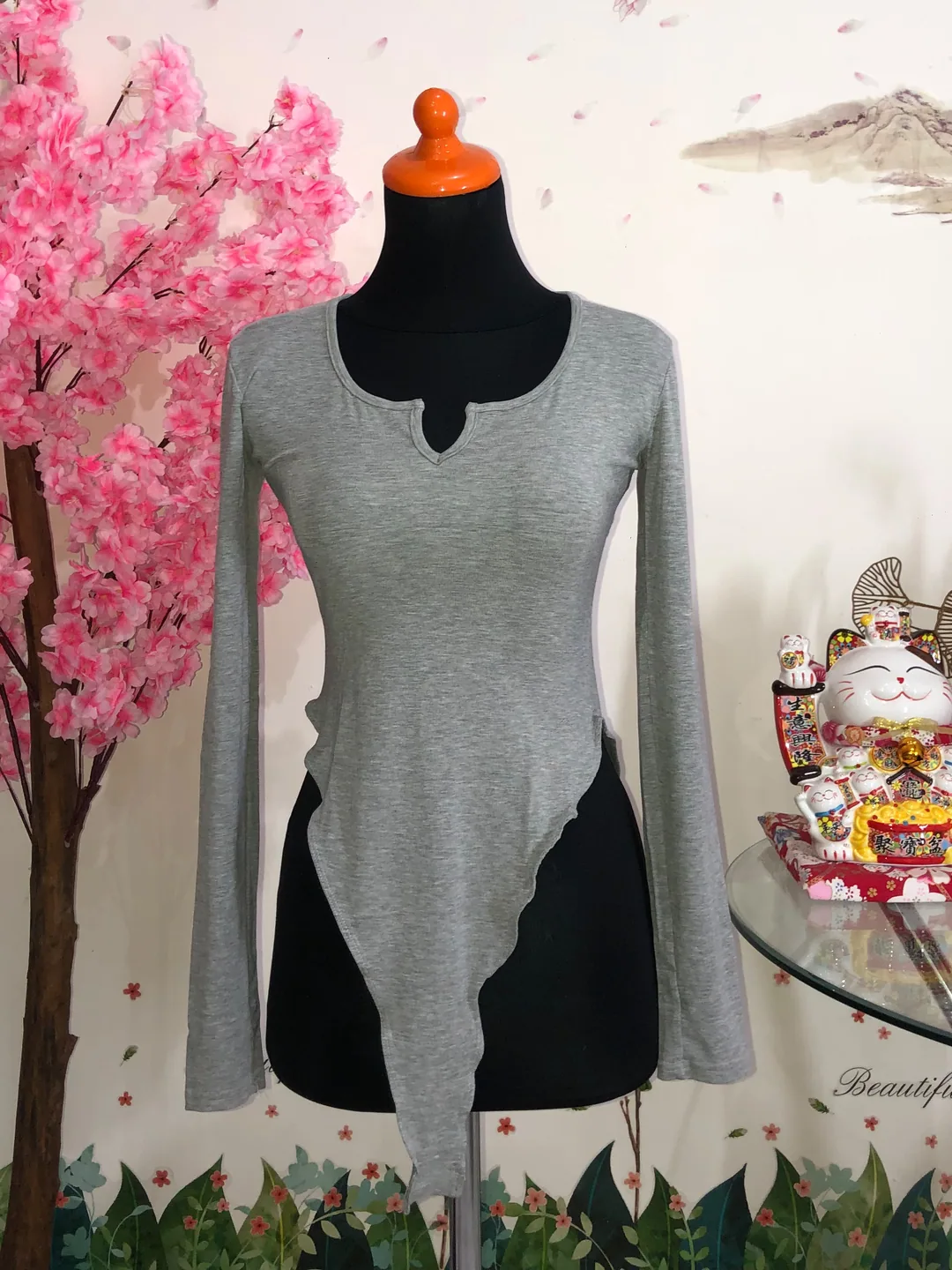 Atasan lengan panjang abu, bawah asimetris — baju thrift preloved