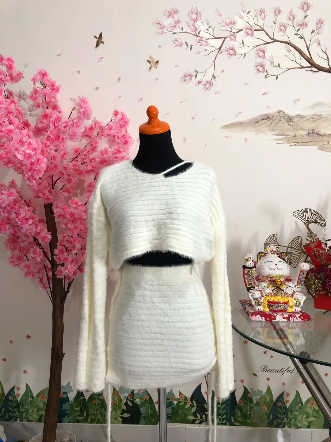 Sweater bulu crop cream — baju thrift preloved