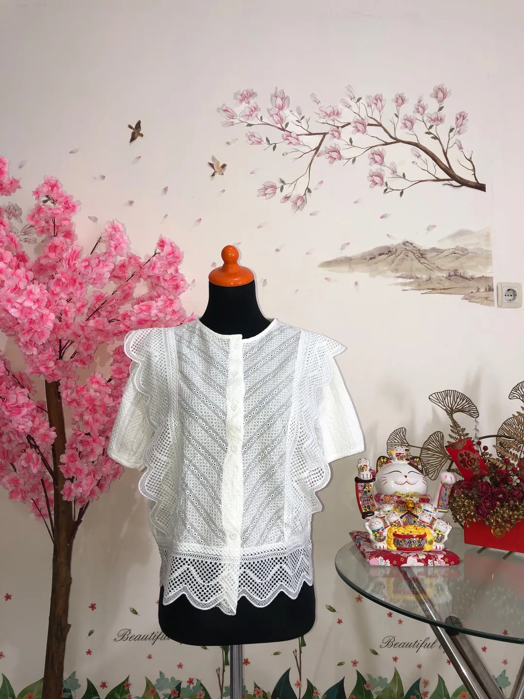 Blus bordir eyelet ruffle putih — baju thrift preloved