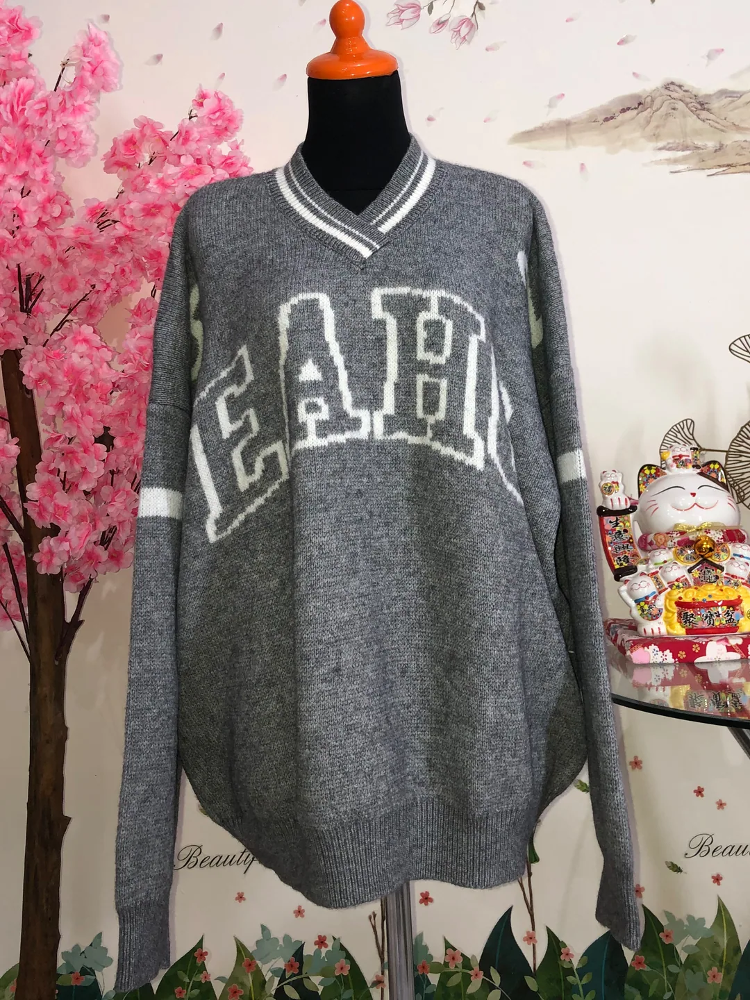 Sweater varsity V-neck abu oversize — baju thrift preloved