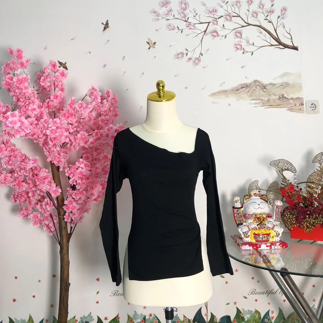 Atasan lengan panjang kerah asimetris hitam — baju thrift preloved