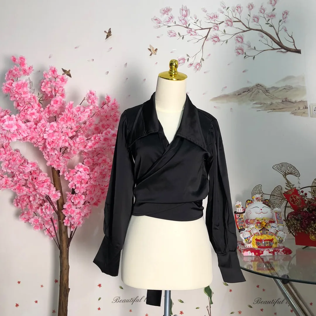 Atasan satin lilit kerah lebar hitam — baju thrift preloved
