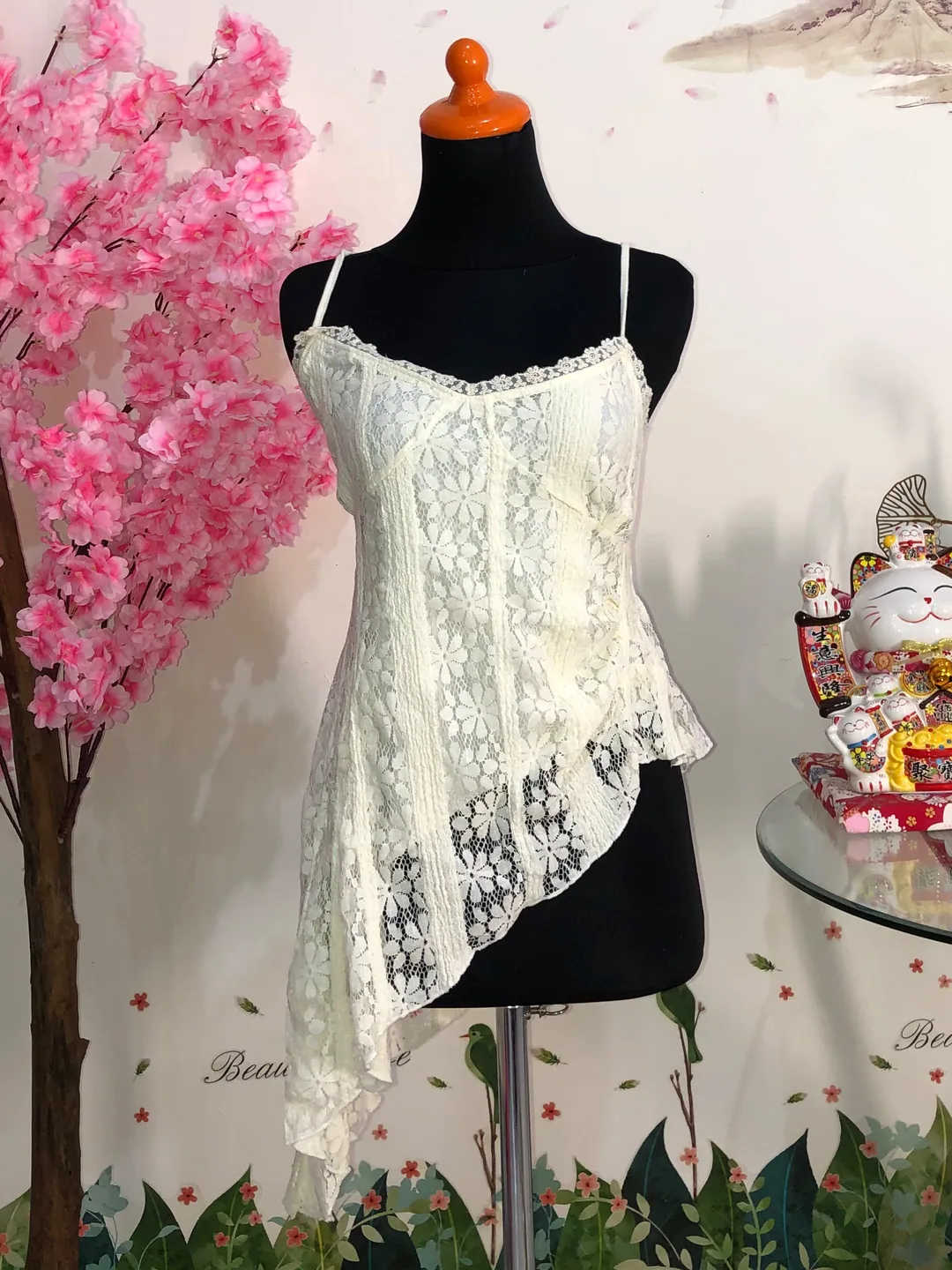 Cami lace asimetris cream — baju thrift preloved