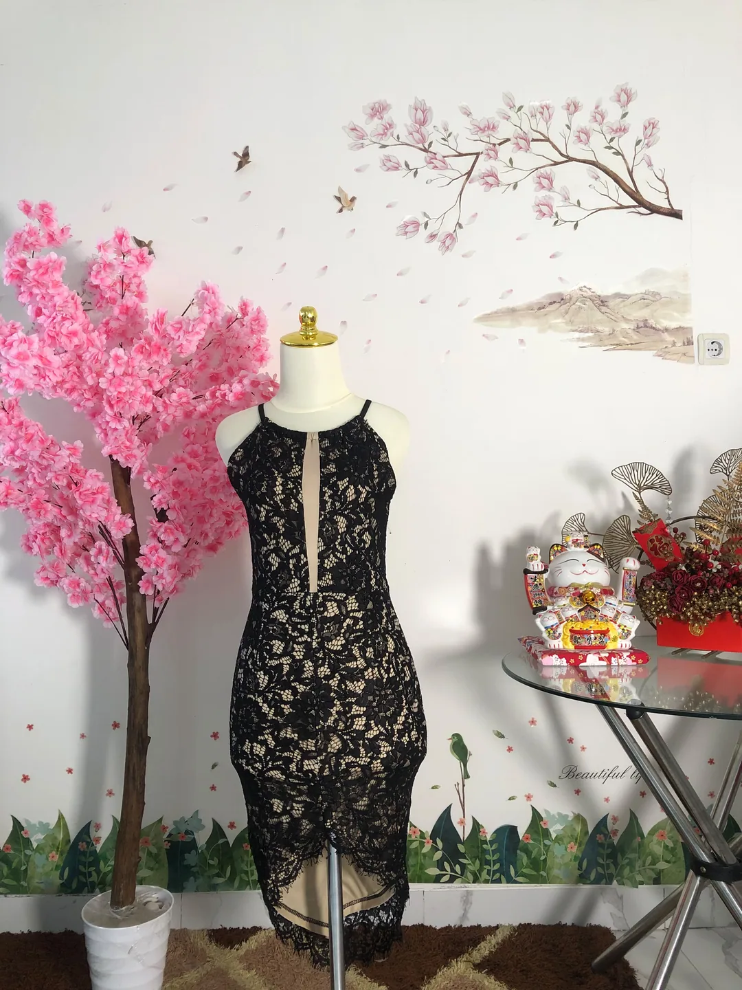 Dress bodycon renda hitam lapis krem — baju thrift preloved