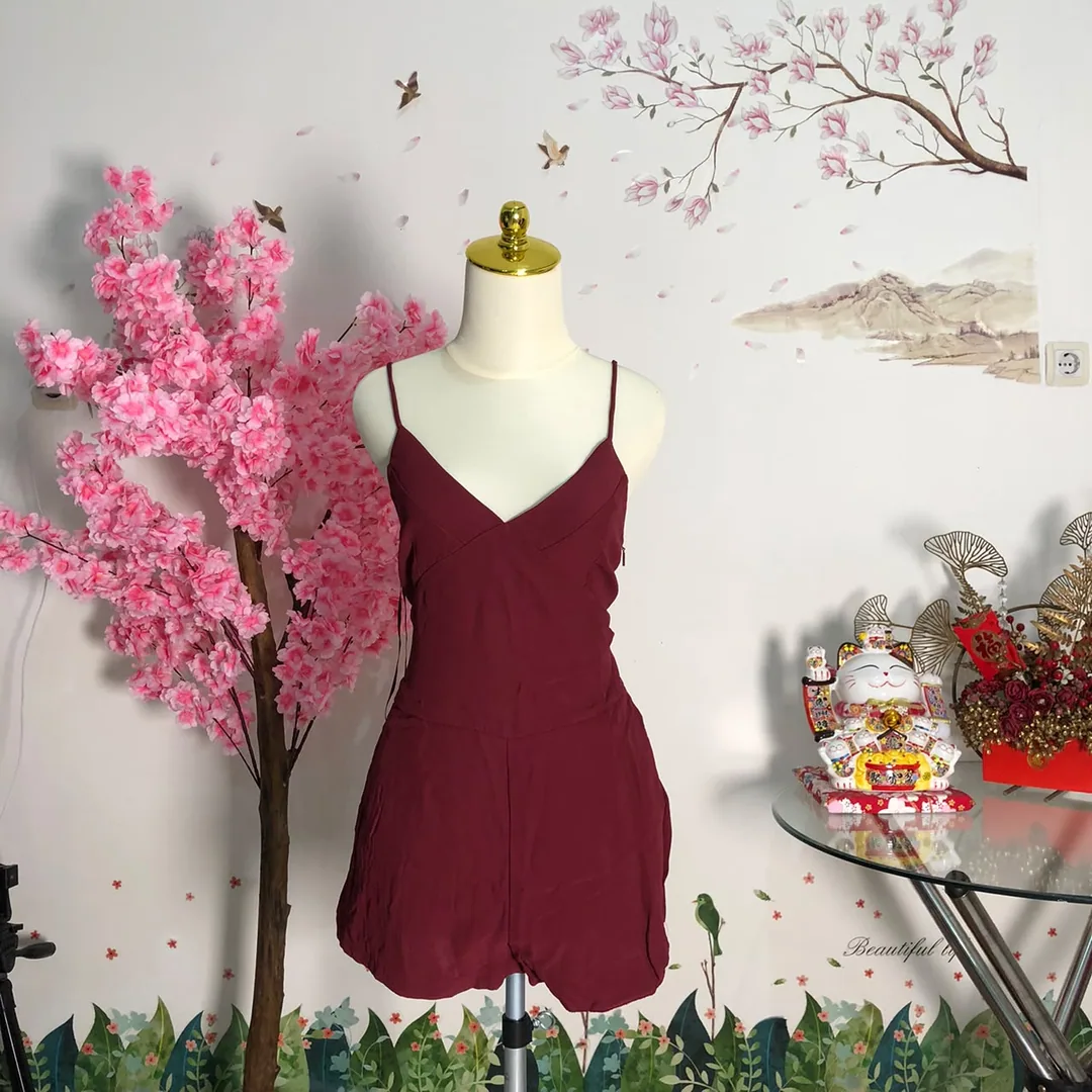 Jumpsuit pendek tali spaghetti maroon — baju thrift preloved